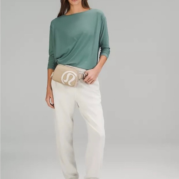 Lululemon Everywhere Belt Bag Trench White Opal Adjustable Sling Crossbody NWT - Picture 4 of 10